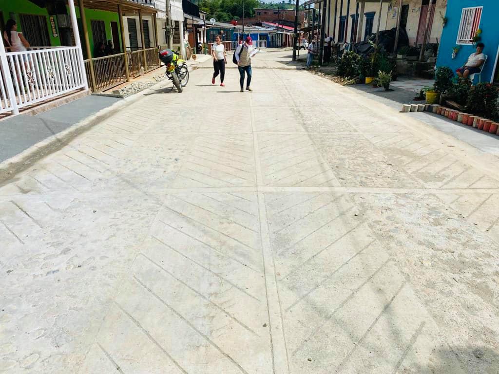 CORREGIMIENTO DE BERL�N CULMINAMOS OBRA VIAL