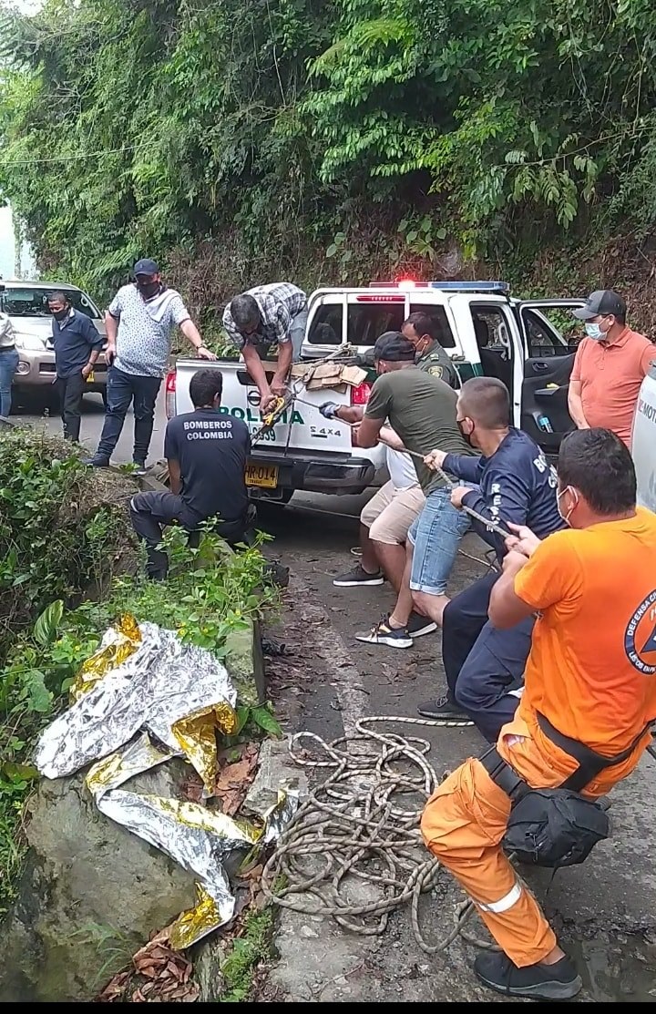 POLIC�A, BOMBEROS Y DEFENSA CIVIL RESCATAN A UN MOTOCICLISTA QUE PERDI� EL CONTROL DE SU VEH�CULO Y CAY� 12 METROS HACIA UN CA�O
