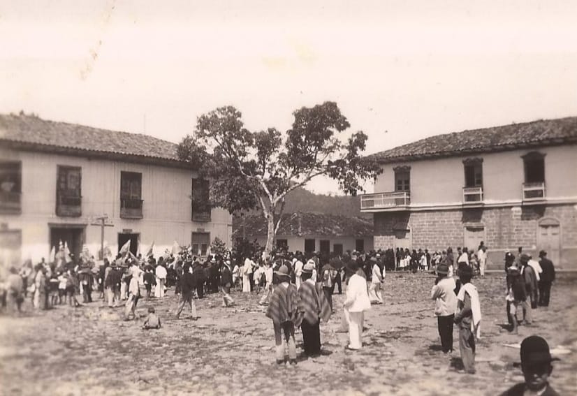 DESFILE DE BANDERAS Y LOS TRAJES PROPIOS