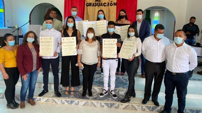 J�VENES DE ZONA RURAL DE SAMAN� SE GRADUARON DE UNIVERSIDAD EN EL CAMPO