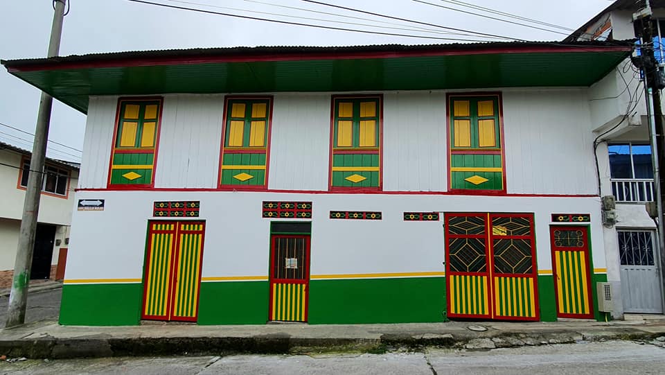 REVIVIENDO LA ARQUITECTURA DE LA COLONIZACI�N ANTIOQUE�A