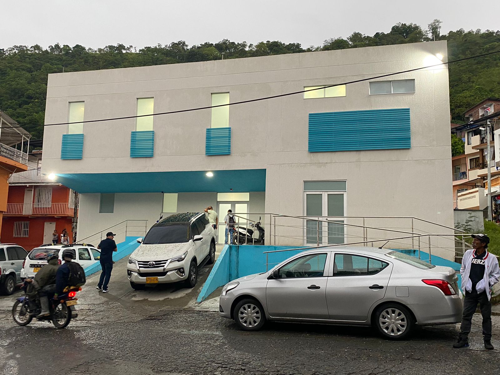 EL SAMANE�O CRISTIAN PARRA ROJAS, AL FRENTE DE LA OBRA DEL NUEVO HOSPITAL DEL CORREGIMIENTO DE ARAUCA EN  PALESTINA 