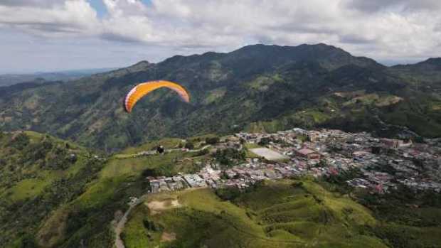 EL PARAPENTE ALZA VUELO EN SAMAN�
