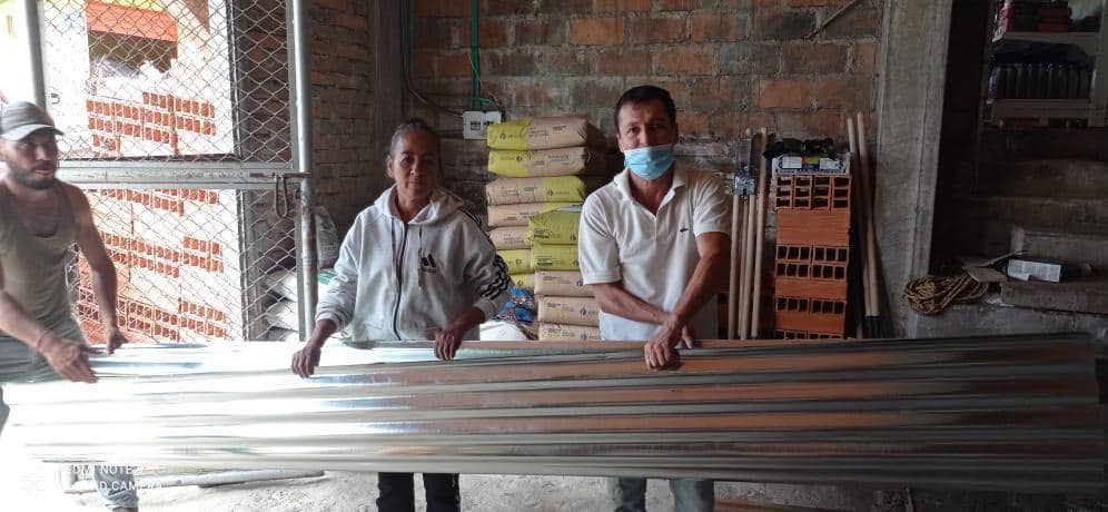 HACIENDO ENTREGA DE MATERIALES PARA MEJORAR LOS DA�OS OCASIONADOS POR EL CLIMA