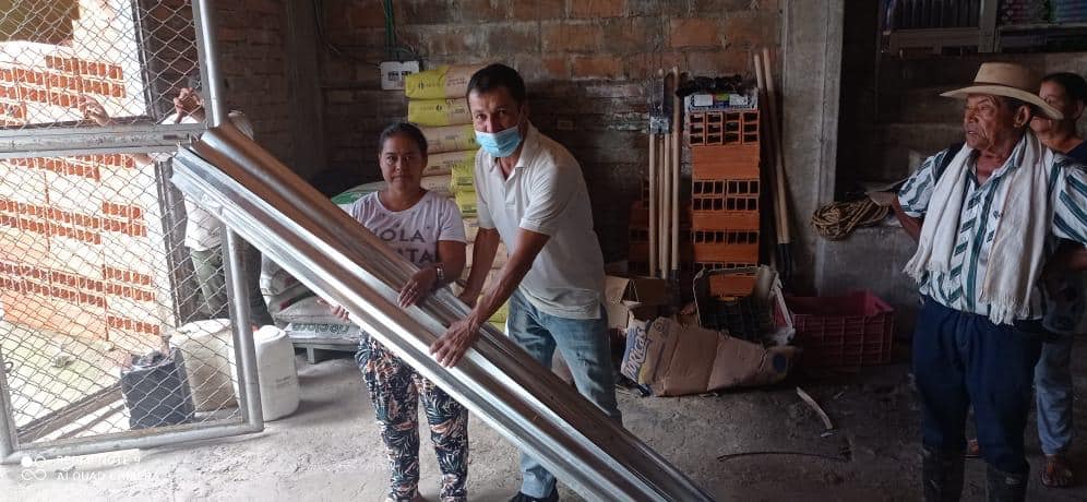 HACIENDO ENTREGA DE MATERIALES PARA MEJORAR LOS DA�OS OCASIONADOS POR EL CLIMA