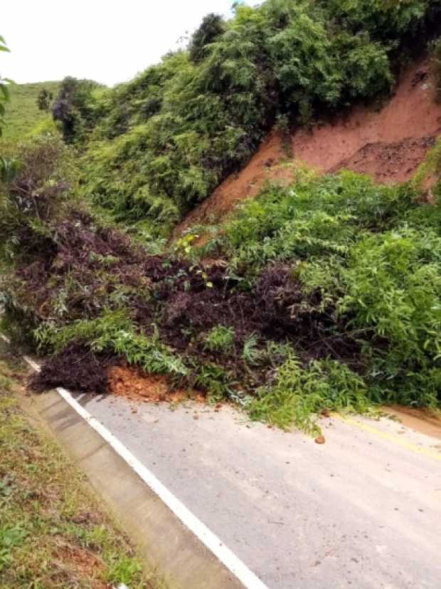 CIERRE VIAL POR DESLIZAMIENTO DE TIERRA, EN LA V�A HACIA SAN DIEGO EN SAMAN�