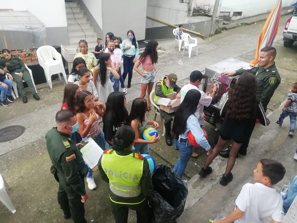 ESTACI�N DE POLIC�A REALIZA LA NOVENA CON LOS NI�OS 