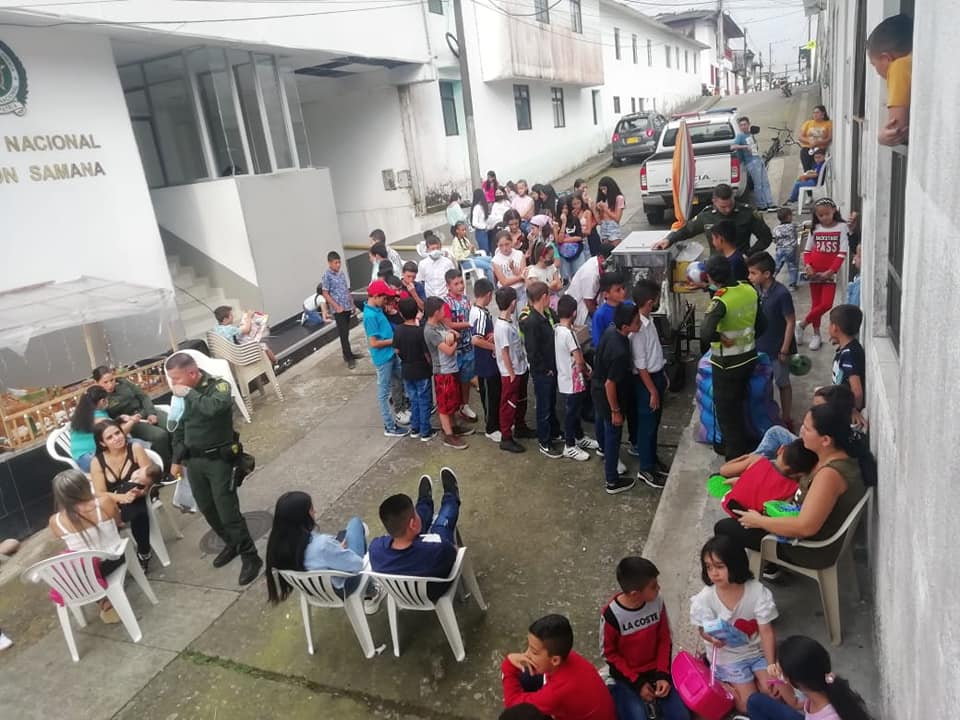 ESTACI�N DE POLIC�A REALIZA LA NOVENA CON LOS NI�OS 