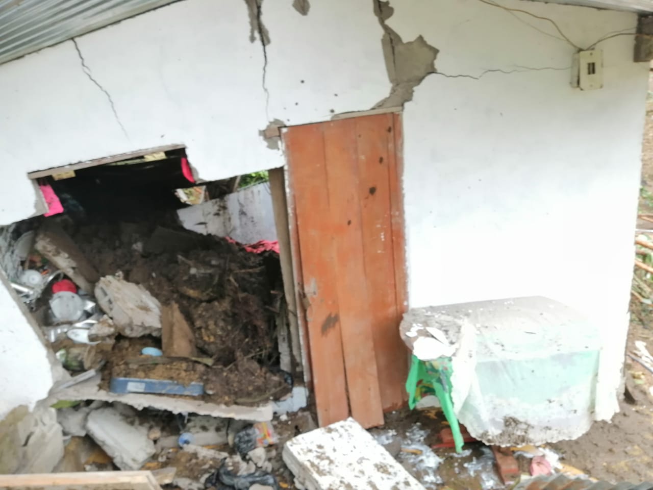DESLIZAMIENTO AFECTA CASA RURAL POR FUERTES LLUVIAS