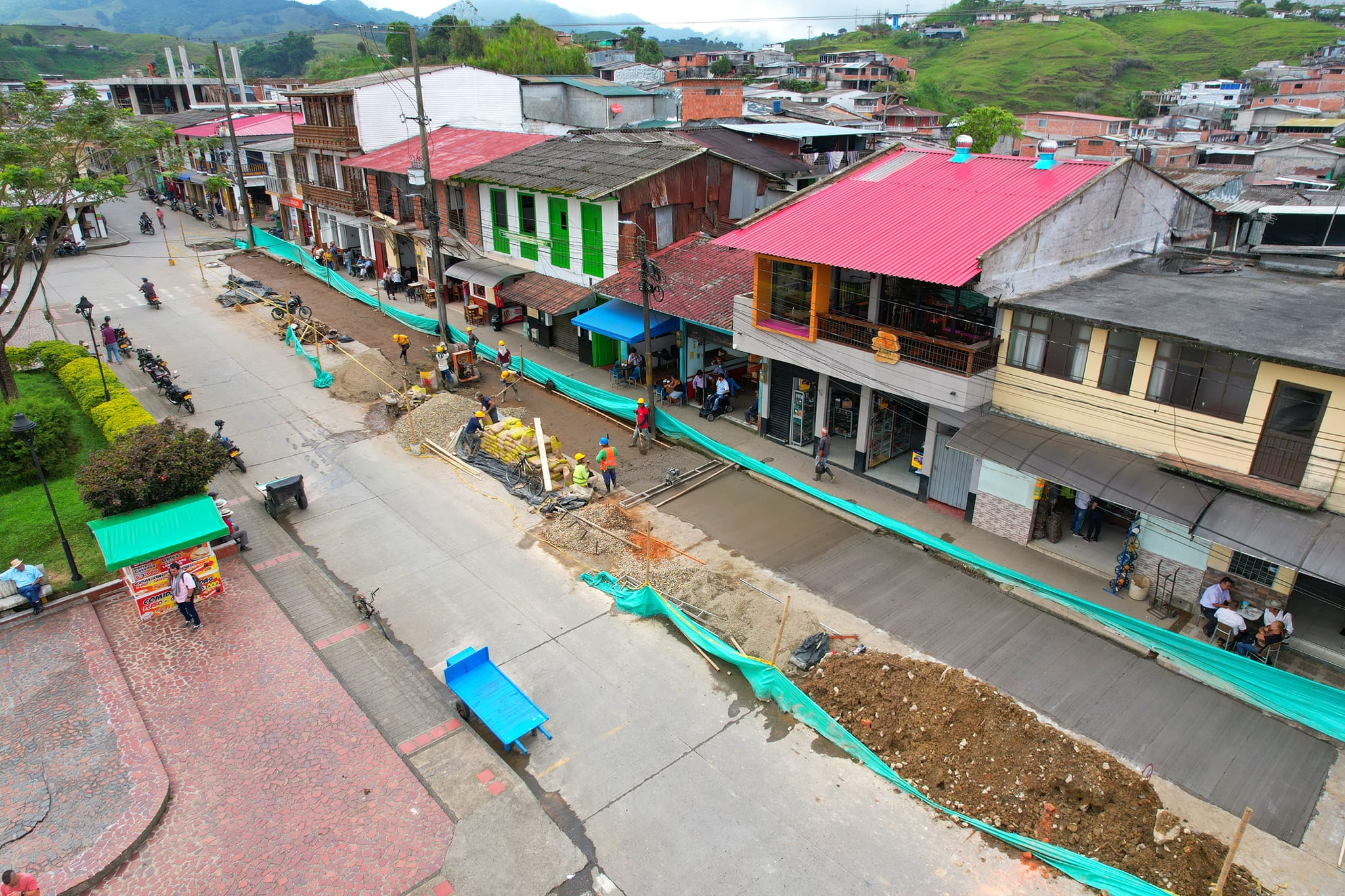  TERMINANDO EL MEJORAMIENTO DE ALCANTARILLADO PLAZA PRINCIPAL