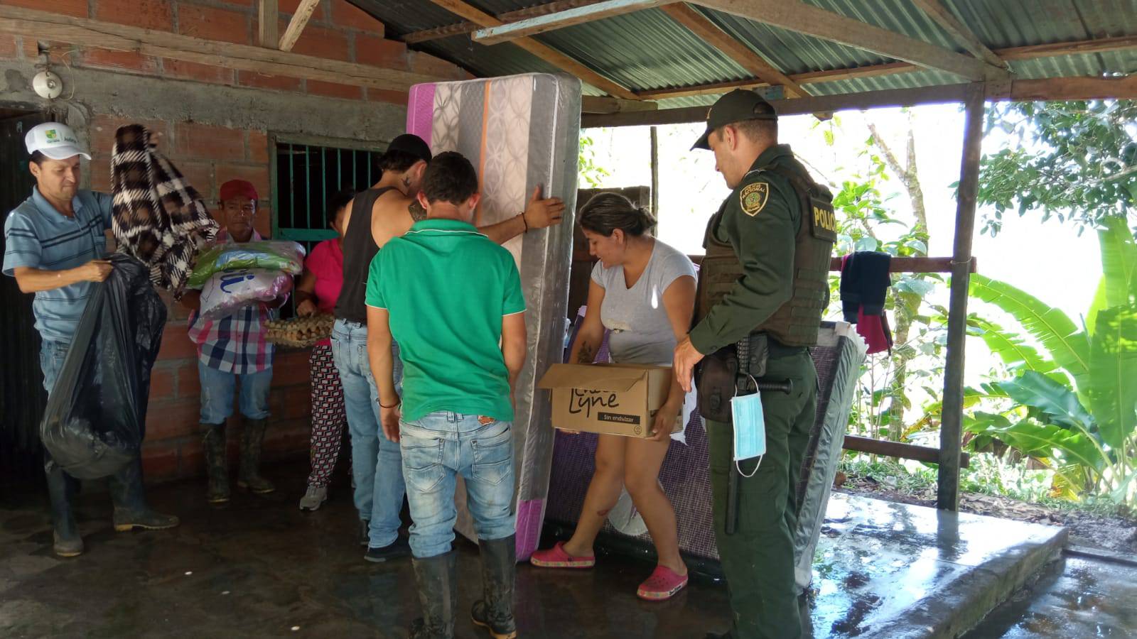 FUERTE DESLIZAMIENTO DE TIERRA EN DOS VIVIENDAS DE LA VEREDA LA SONRISA.