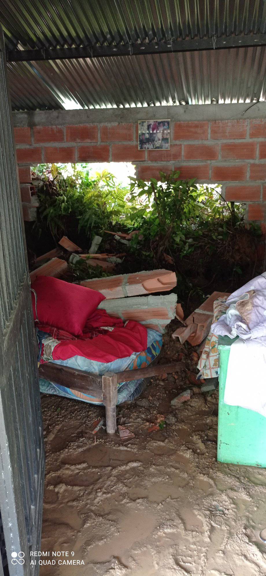 FUERTE DESLIZAMIENTO DE TIERRA EN DOS VIVIENDAS DE LA VEREDA LA SONRISA.