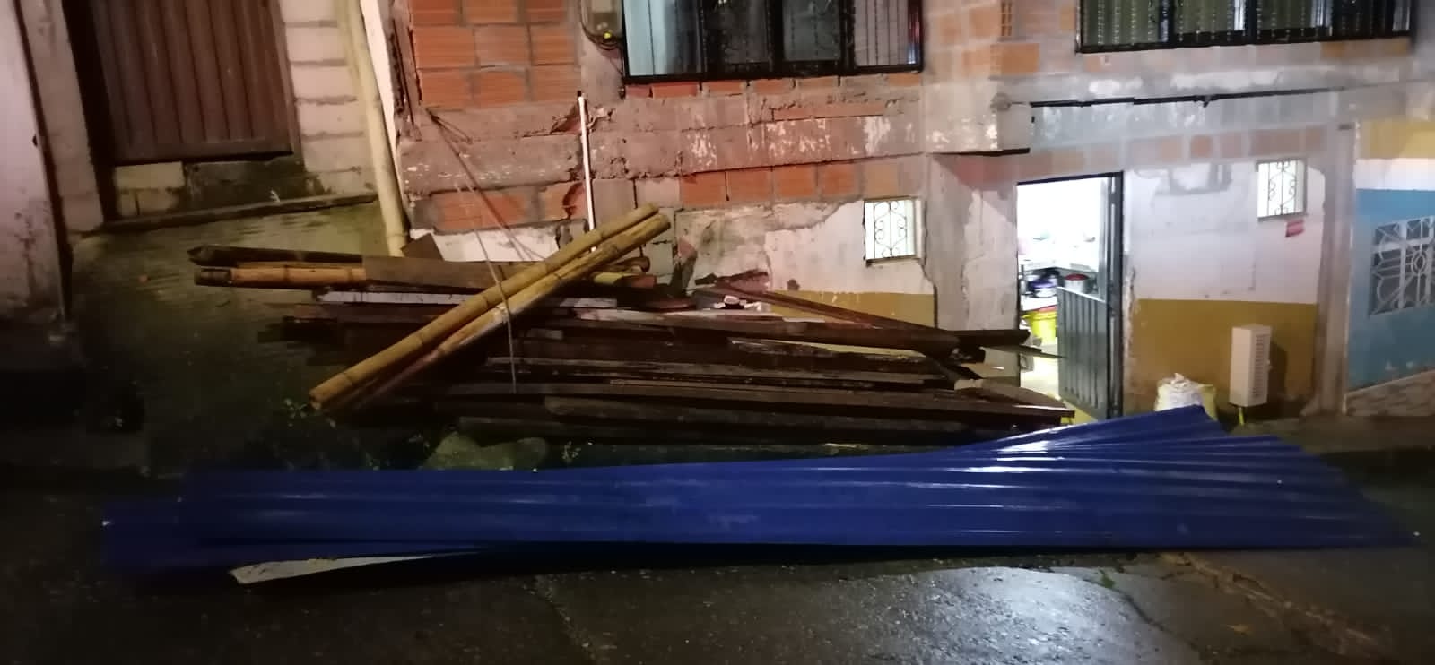 Vendaval destecha casa