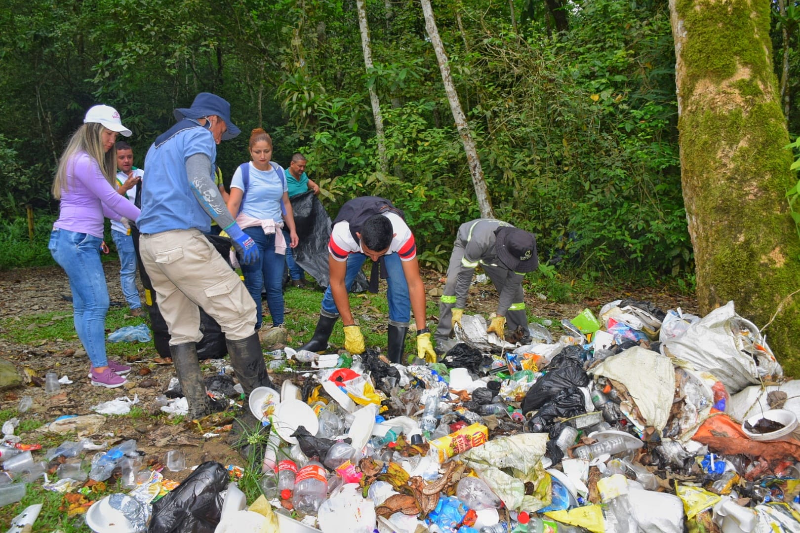 JORNADA DE RECOLECCI�N DE RESIDUOS S�LIDOS EN EL R�O LA MIEL