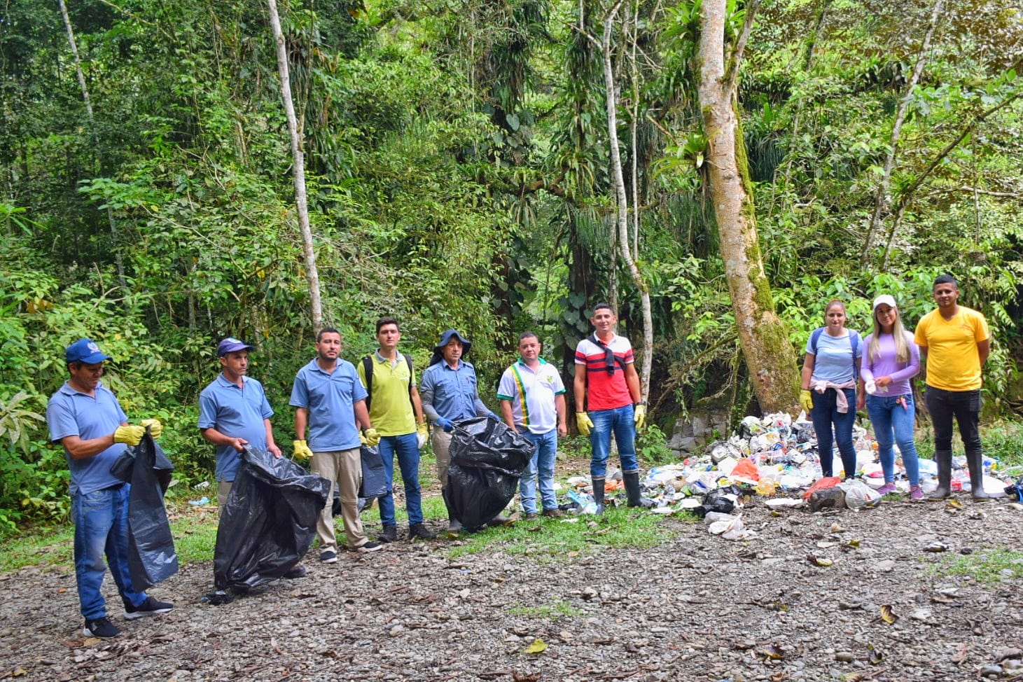JORNADA DE RECOLECCI�N DE RESIDUOS S�LIDOS EN EL R�O LA MIEL