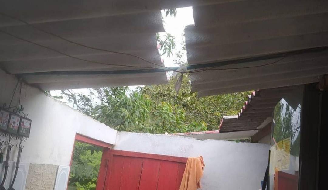 DOS FAMILIAS AFECTADAS POR FUERTE VENDAVAL QUE SE REGISTR� EN SAMAN�, CALDAS