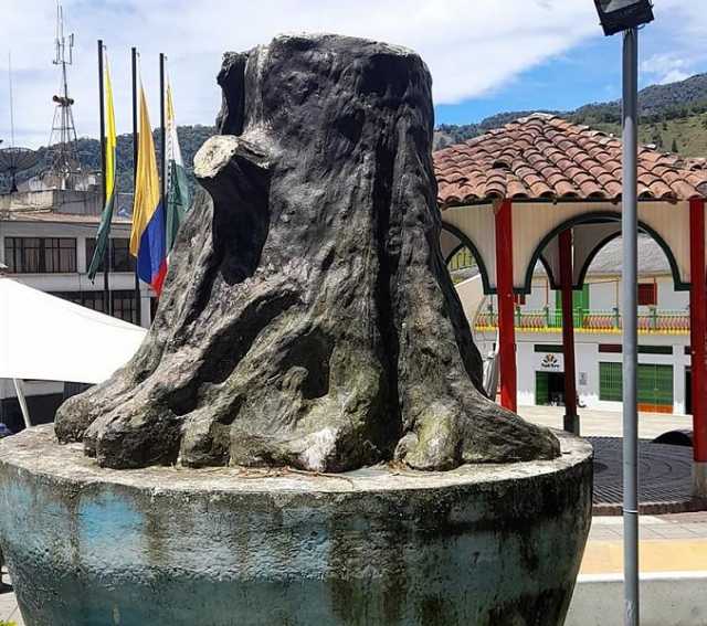 DESAPARECI� EL HACHA DE LA ESCULTURA DE PENSILVANIA