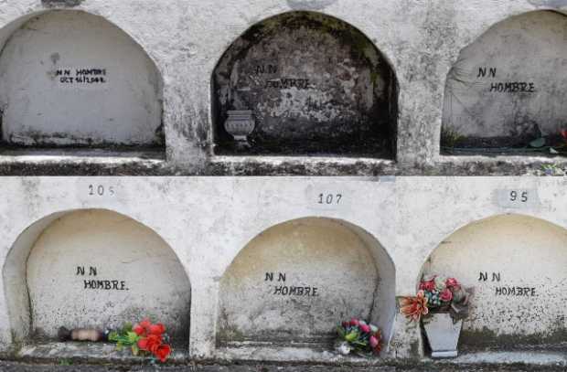 PERMANECEN 14 CUERPOS DESCONOCIDOS EN EL CEMENTERIO DE PENSILVANIA