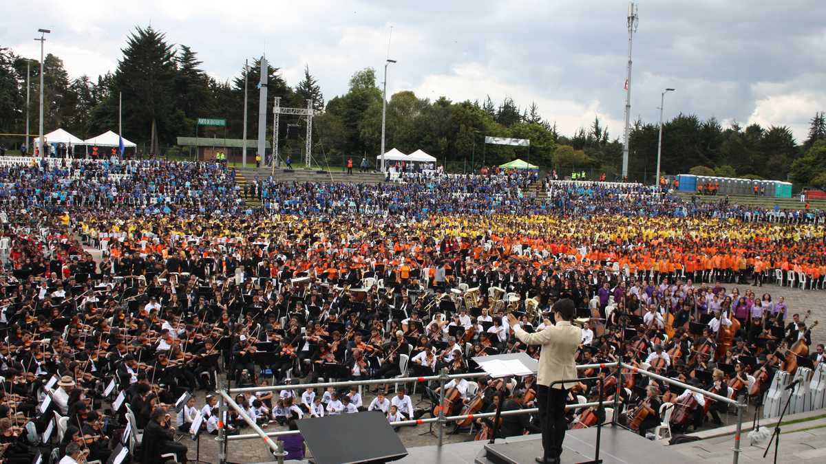 EL CONCIERTO M�S GRANDE DEL MUNDO CON 16000 ARTISTAS, BAJO LA BATUTA DEL SAMANE�O RUBIAN ZULUAGA