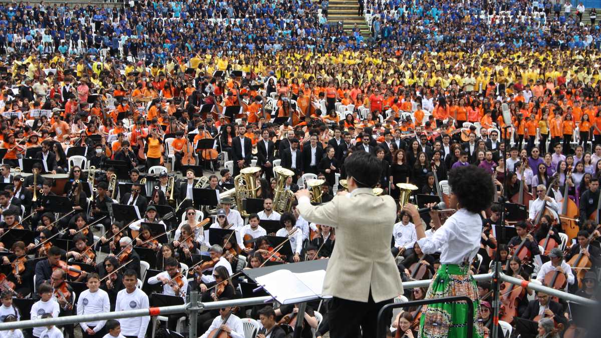 EL CONCIERTO M�S GRANDE DEL MUNDO CON 16000 ARTISTAS, BAJO LA BATUTA DEL SAMANE�O RUBIAN ZULUAGA