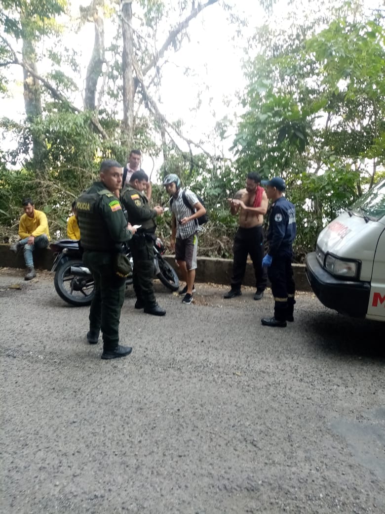 BOMBEROS VICTORIA ATIENDE ACCIDENTE DE MOTOCICLISTAS EN EL SECTOR EL BOQUERON