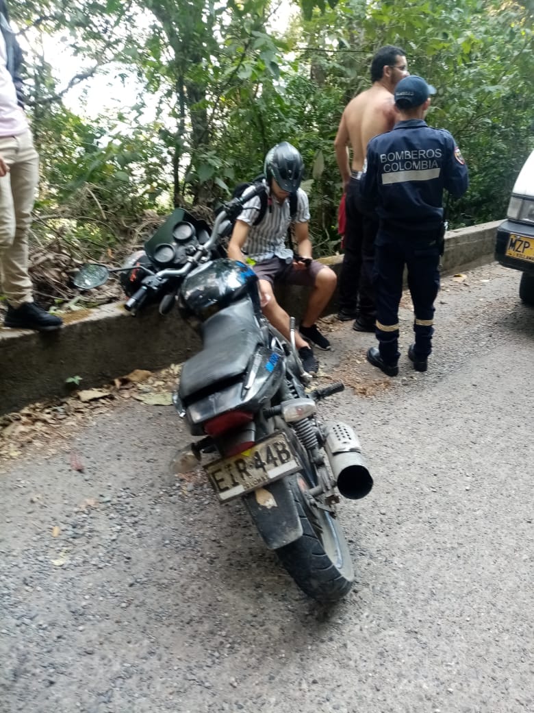 BOMBEROS VICTORIA ATIENDE ACCIDENTE DE MOTOCICLISTAS EN EL SECTOR EL BOQUERON