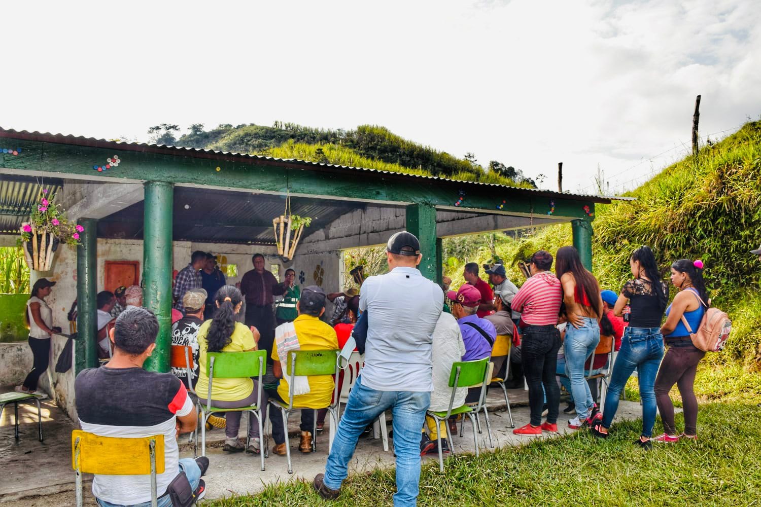 SOCIALIZACI�N EN LA VEREDA LA SOMBRA PLACA HUELLA