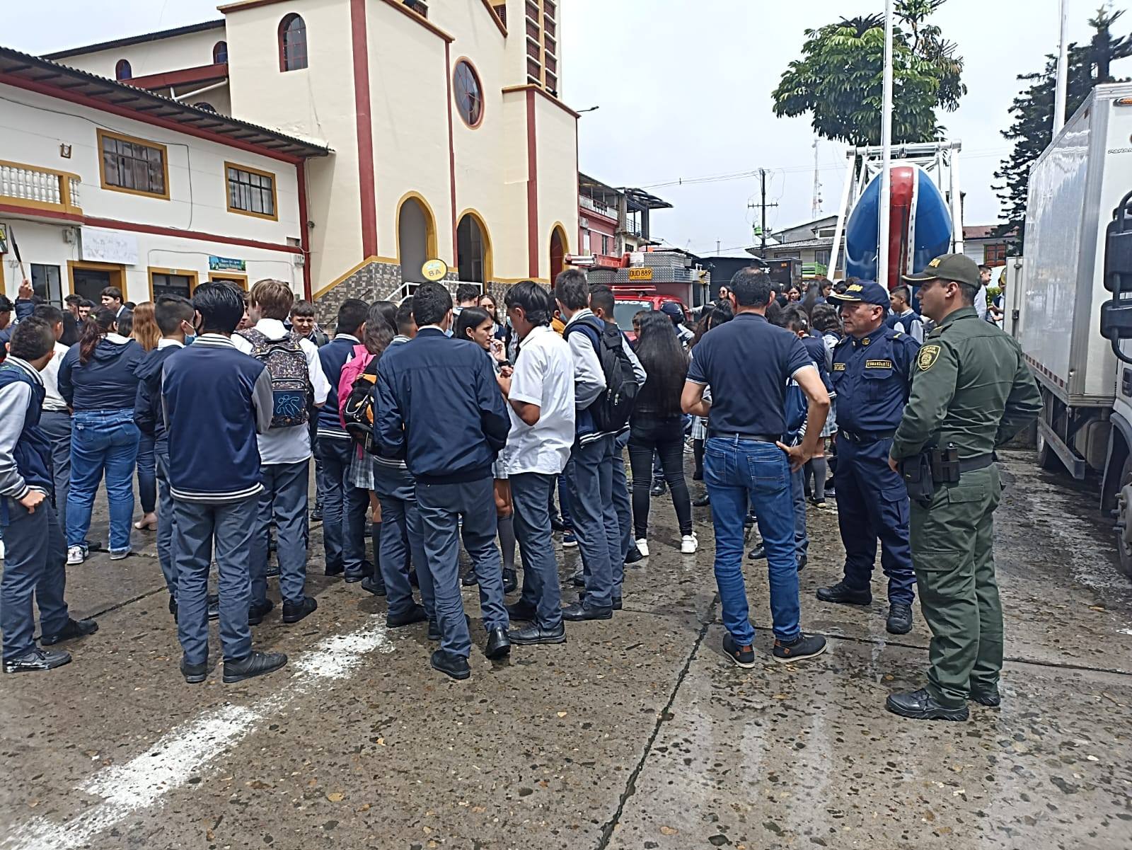  SIMULACRO DE EVACUACI�N INSTITUCI�N EDUCATIVA SAN AGUST�N