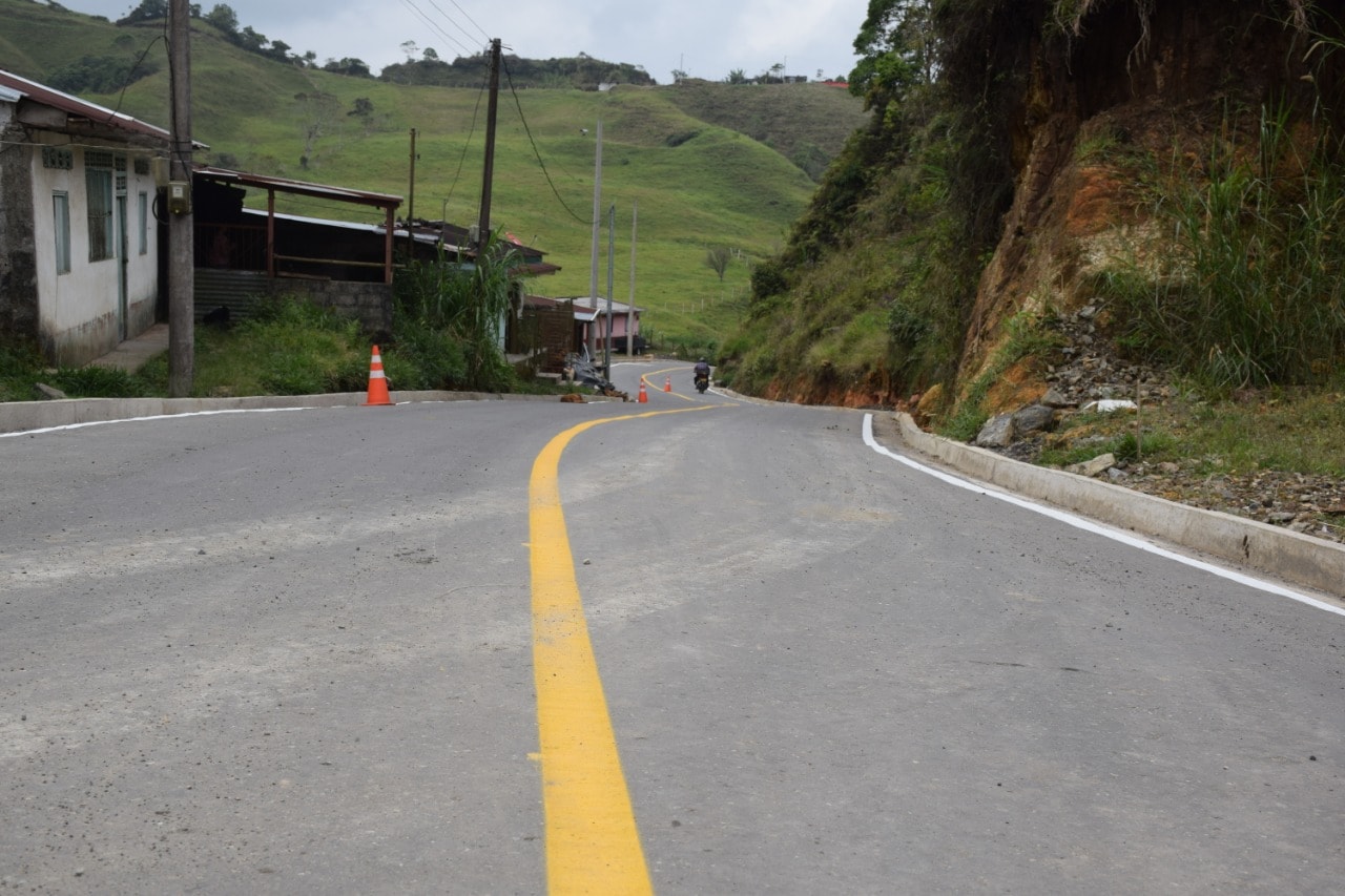 INSTALACI�N DE 1.300 METROS LINEALES DE ASFALTO V�A A PENSILVANIA