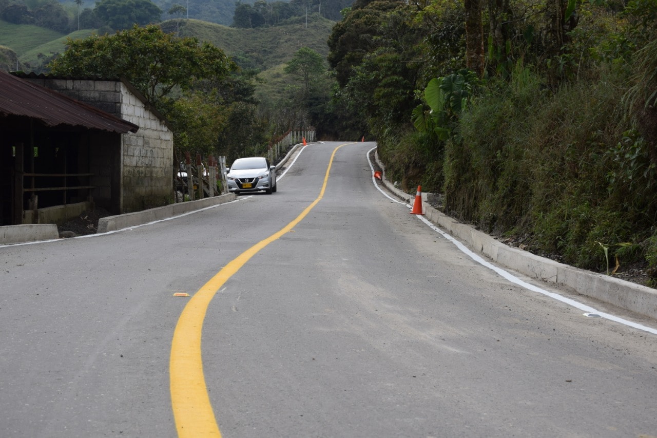 INSTALACI�N DE 1.300 METROS LINEALES DE ASFALTO V�A A PENSILVANIA