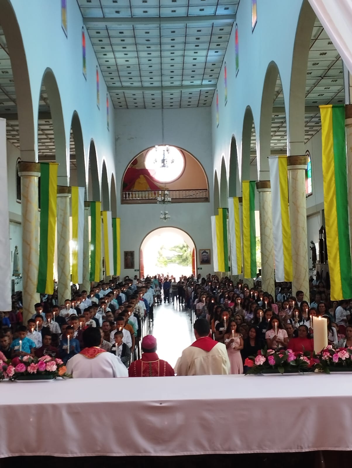 SACRAMENTO DE LA CONFIRMACI�N A M�S DE UN CENTENAR DE J�VENES