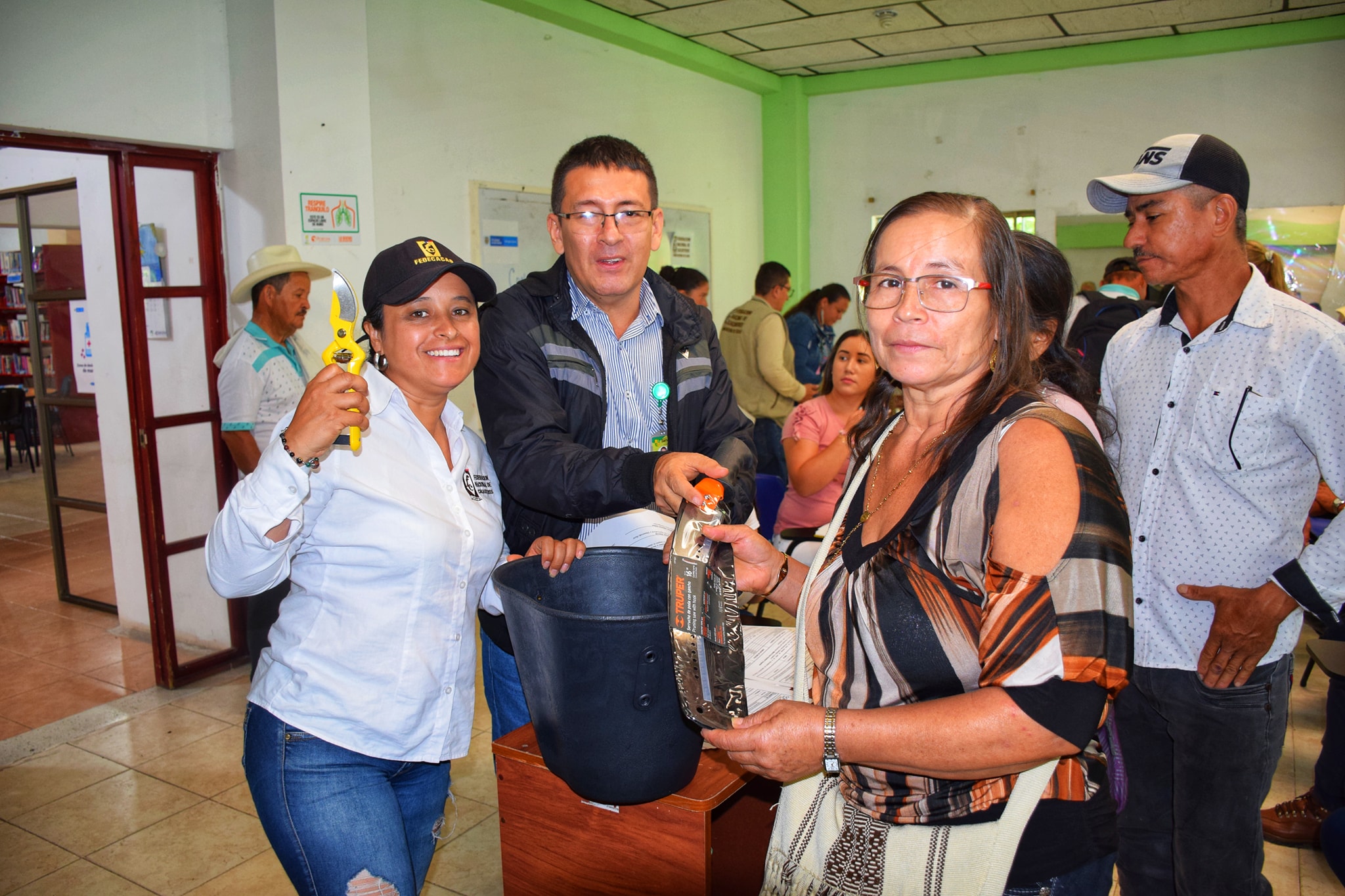 ENTREGA DE KITS DE HERRAMIENTAS Y MATERIAL EDUCATIVO 