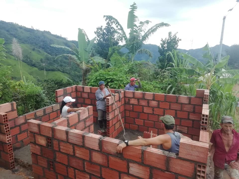 AUTOCONSTRUCCION EN LA VEREDA TESORITOS