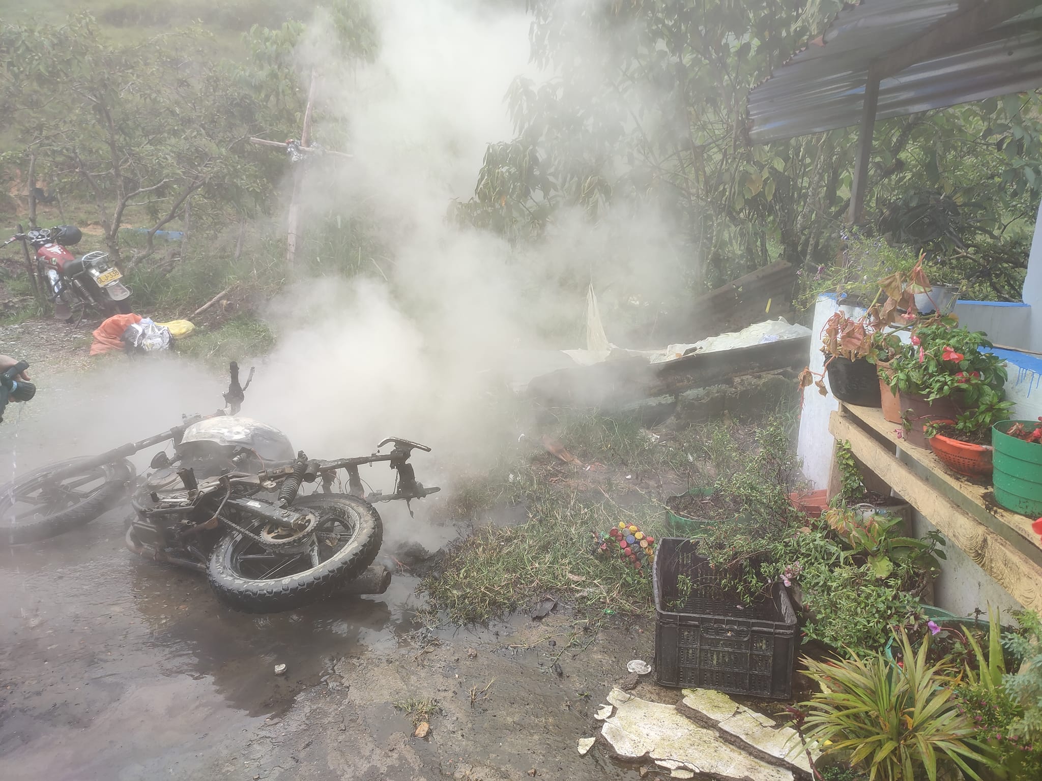 INCENDIO MOTOCICLETA SALIDA A LA PISCINA
