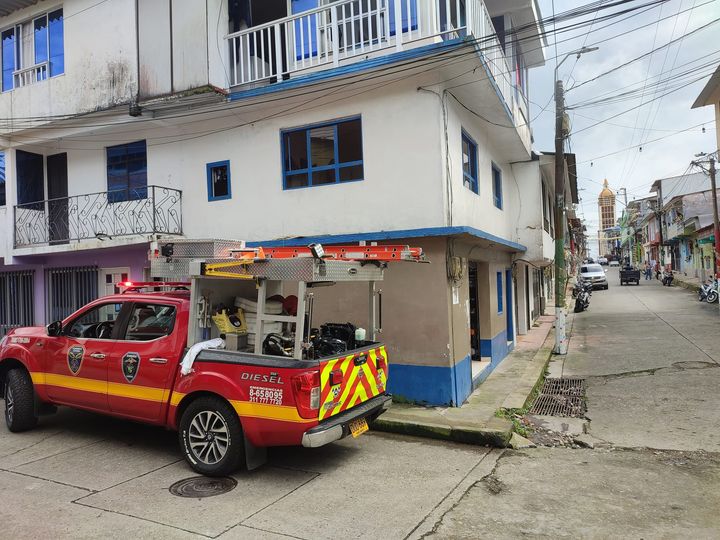 SALIDA DE HUMO DEL SEGUNDO PISO DE UNA VIVIENDA QUE SE ENCONTRABA SOLA