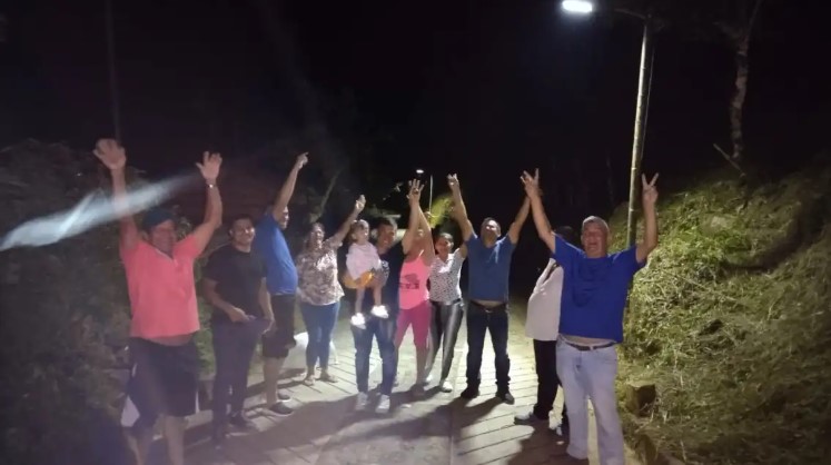 VEREDA LA QUINTA DE SAMAN� ESTRENA ALUMBRADO P�BLICO MEDIANTE PANELES SOLARES