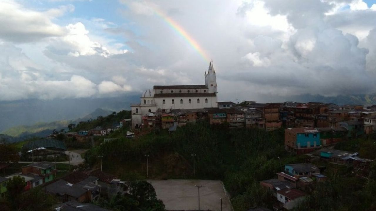 POR AMENAZAS DE GRUPOS ARMADOS SUSPENDEN LAS RUTAS DE BUSES HACIA EL MUNICIPIO DE NARI�O, ANTIOQUIA Y FLORENCIA