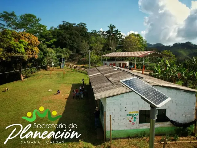 CON PANELES SOLARES ILUMINAN LA VEREDA PEK�N