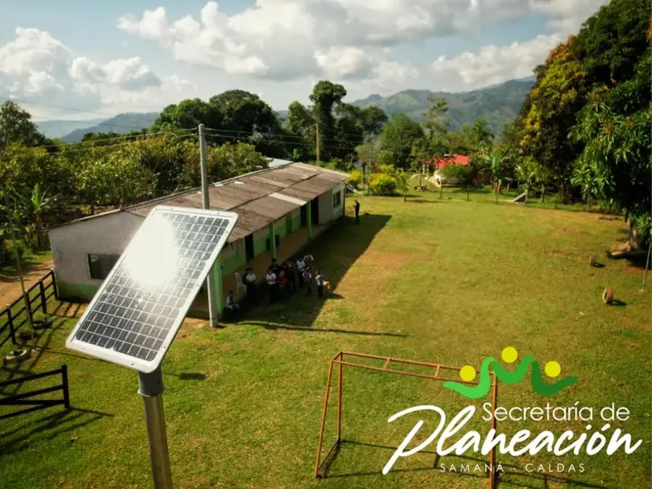 CON PANELES SOLARES ILUMINAN LA VEREDA PEK�N