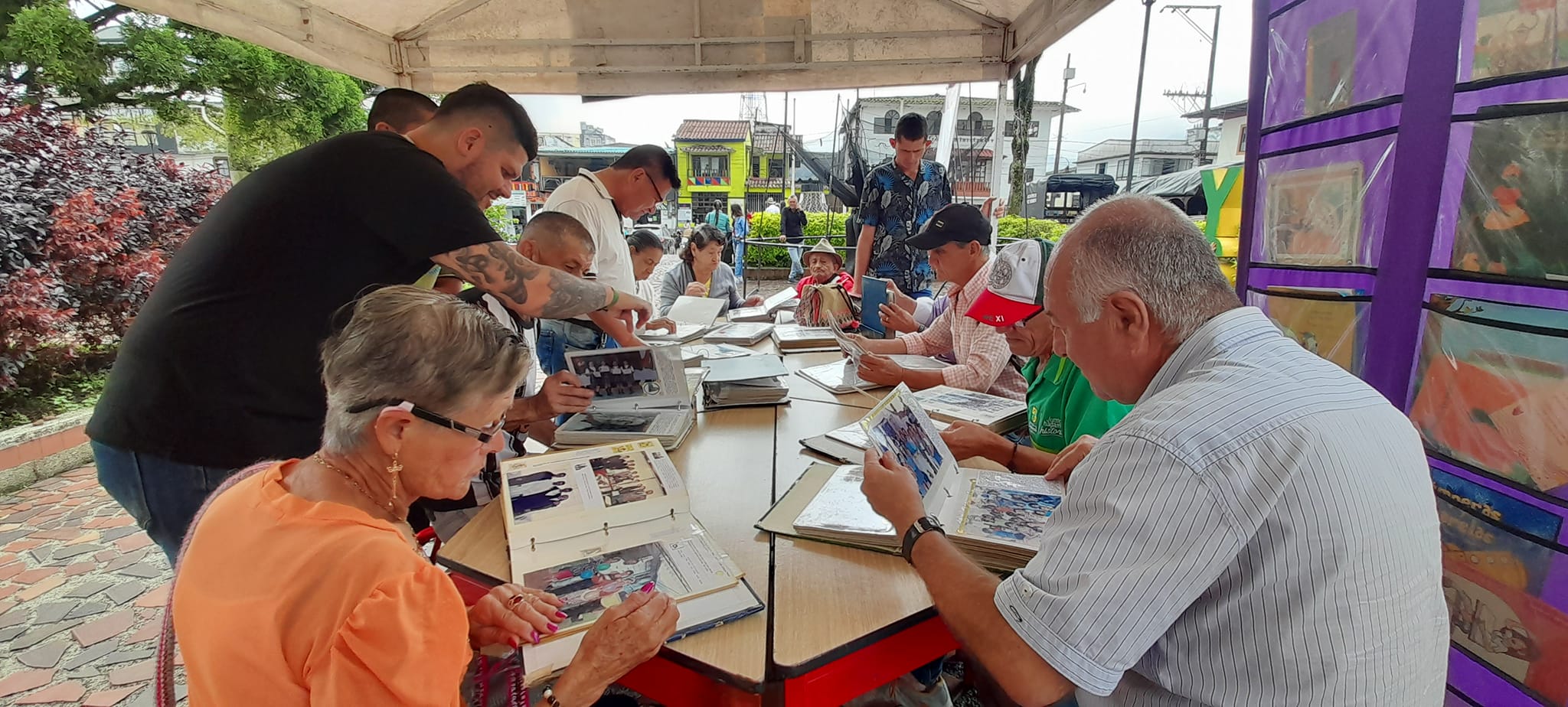 PRIMERA EXPOSICI�N FOTOGR�FICA DEL A�O EN EL PARQUE PRINCIPAL