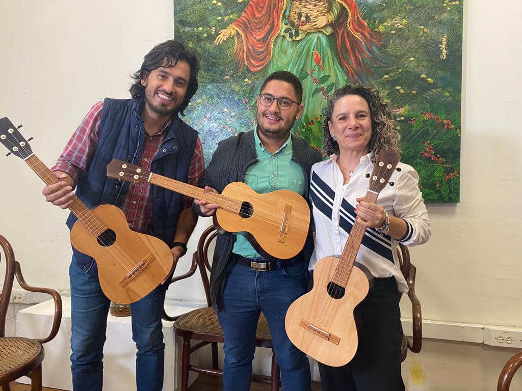  SAMAN� RECIBE DEL GOBIERNO DE CALDAS Y SU SECRETAR�A DE CULTURA, UN SET DE 8 GUITARRILLOS