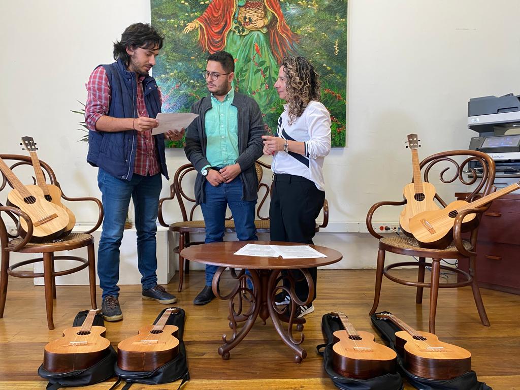  SAMAN� RECIBE DEL GOBIERNO DE CALDAS Y SU SECRETAR�A DE CULTURA, UN SET DE 8 GUITARRILLOS