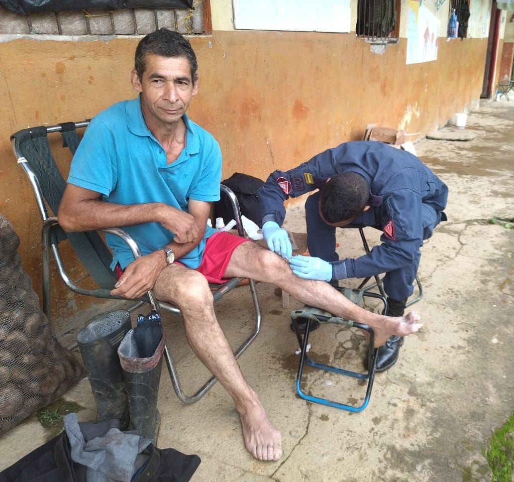 SOLDADOS DEL BATALL�N DE INGENIEROS  DE DESMINADO HUMANITARIO AUXILIA A UN CAMPESINO