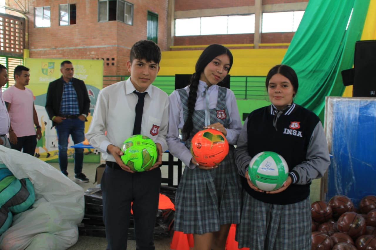 MEDIANTE LA ESTRATEGIA DE OBRAS POR IMPUESTOS, M�S DE 3.800 ESTUDIANTES DE SAMAN� SE BENEFICIAR�N CON DOTACI�N DE ELEMENTOS DEPORTIVOS