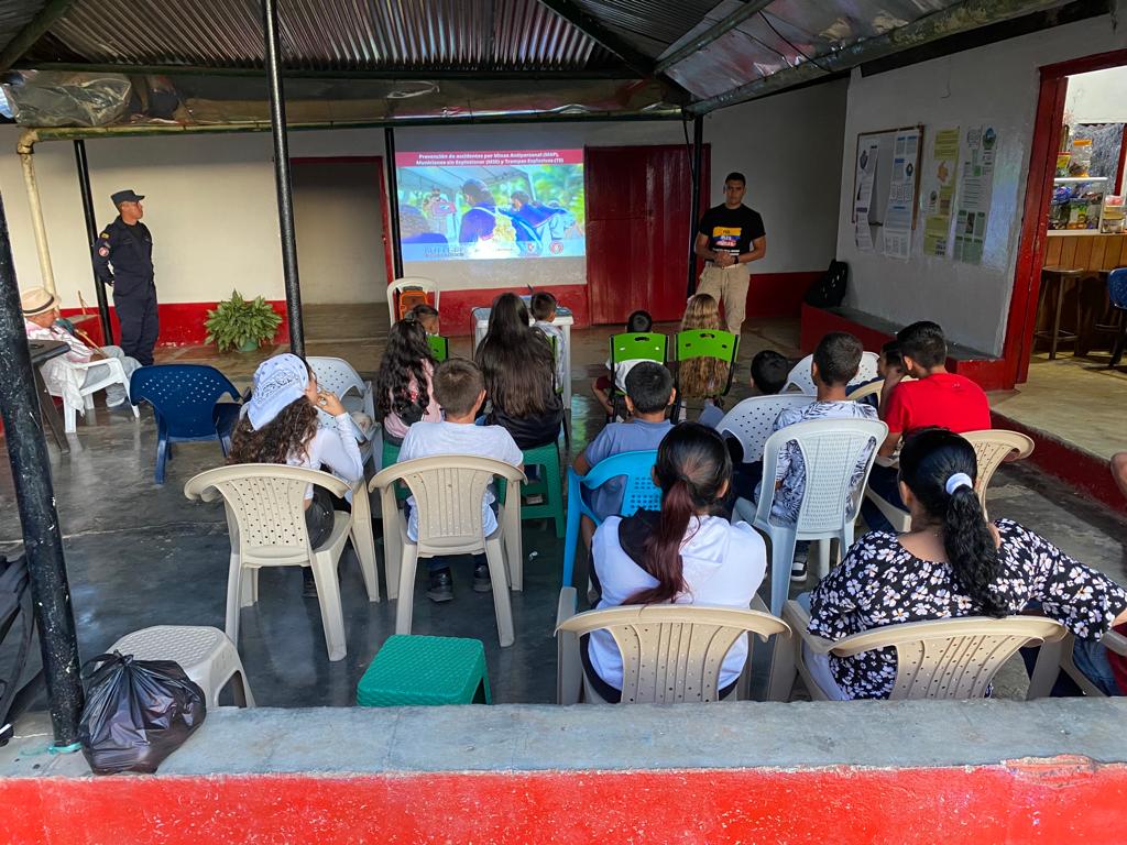 EN LA VEREDA CRISTALES, FACILITADORES EN EDUCACI�N EN EL RIESGO DE MINAS ANTIPERSONA