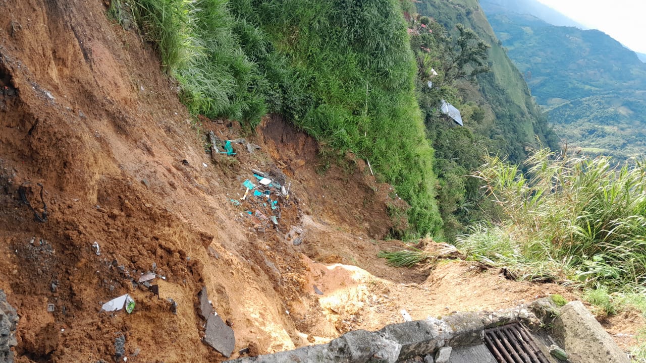 VIVIENDA SE DESPLOM� EN BARRIO DE SAMAN�