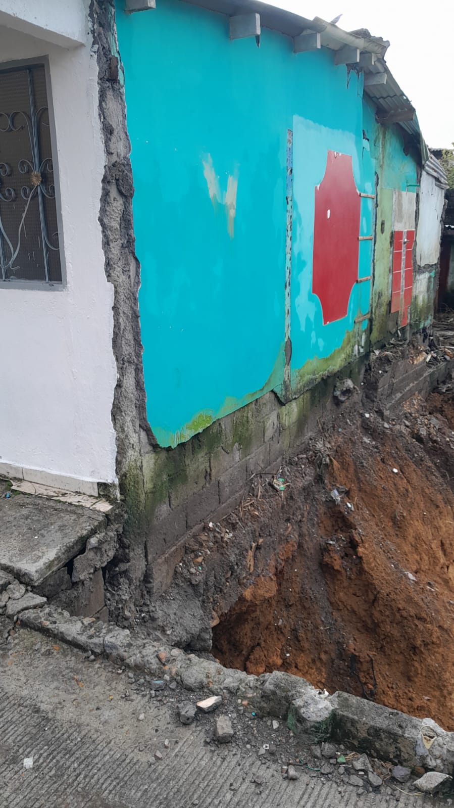 VIVIENDA SE DESPLOM� EN BARRIO DE SAMAN�