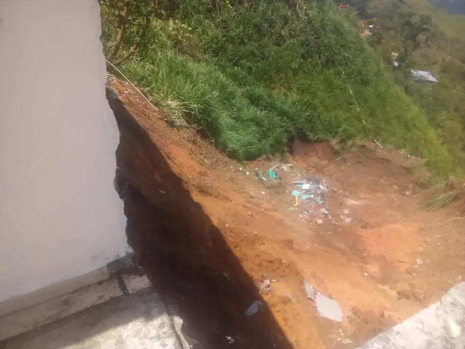 VIVIENDA SE DESPLOM� EN BARRIO DE SAMAN�