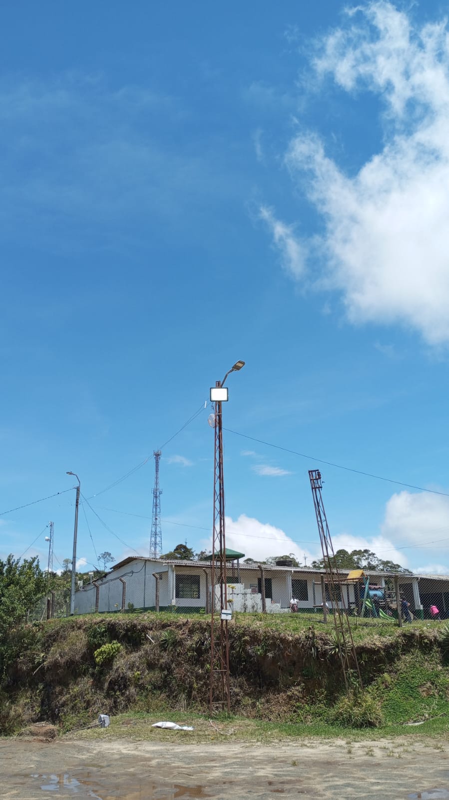INSTALACI�N L�MPARA LED EN LA CANCHA VEREDA GUACAMAYAL