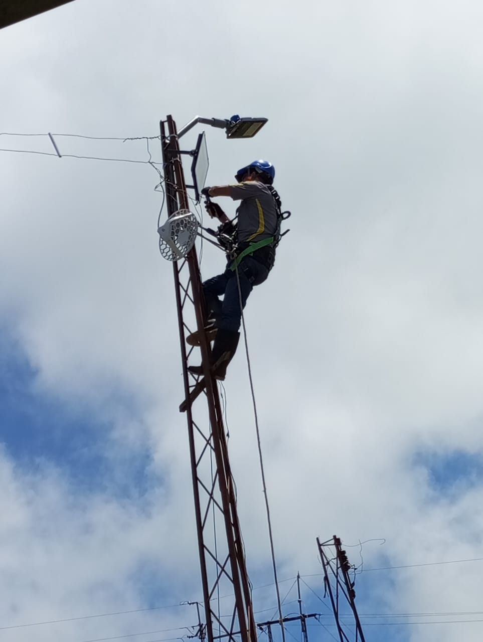 INSTALACI�N L�MPARA LED EN LA CANCHA VEREDA GUACAMAYAL